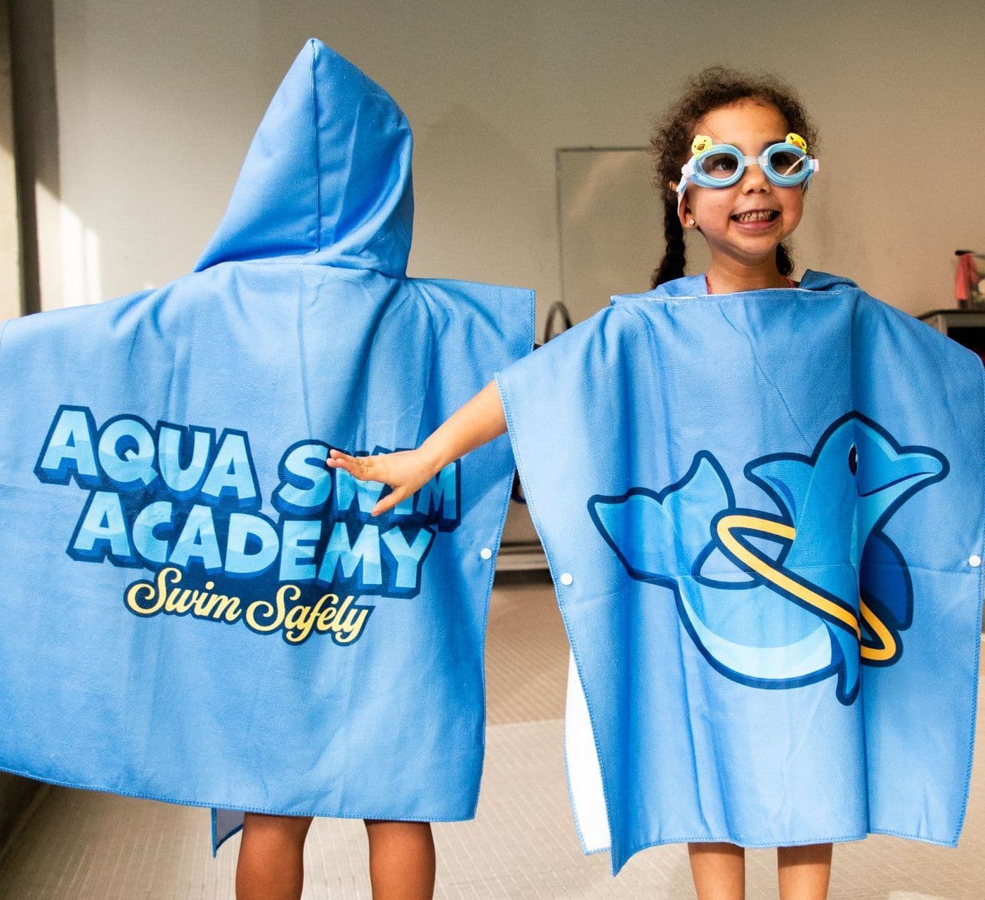 Coach d'Aqua Swim Academy avec un jeune cours